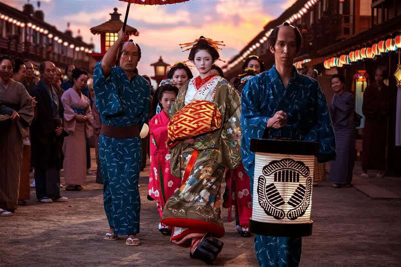 NHK大河ドラマ「べらぼう～蔦重栄華乃夢噺～」での小芝風花（中央）