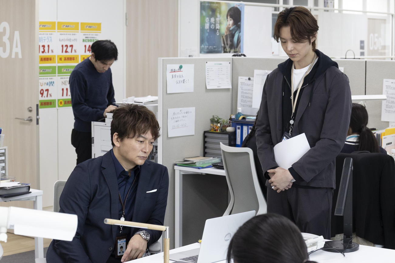 フジテレビ系木曜劇場「日本一の最低男」でドラマデビューしたヘイテツ（右）と主演の香取慎吾（左）