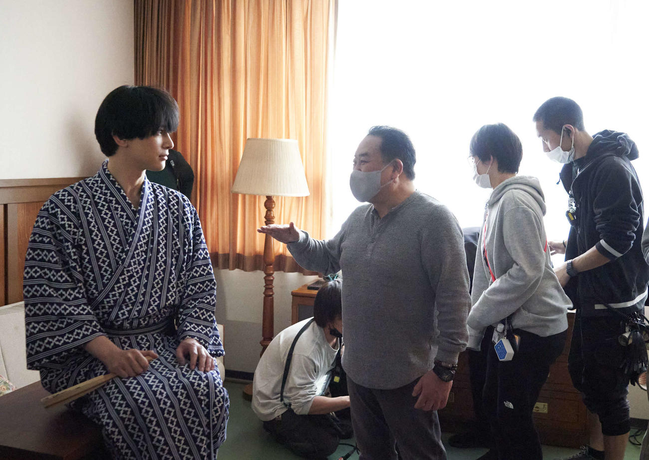 映画「国宝」の主演吉沢亮（左）に歌舞伎指導する中村鴈治郎（C）吉田修一／朝日新聞出版（C）2025　映画「国宝」製作委員会