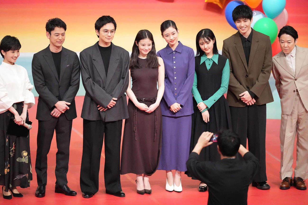 NHK連続テレビ小説「あんぱん」プレトークショーに臨む、左からNHK林田理沙アナ、この日新出演者として発表された妻夫木聡、北村匠海、今田美桜、河合優実、原菜乃華、中沢元紀、阿倍サダヲ（撮影・小沢裕）