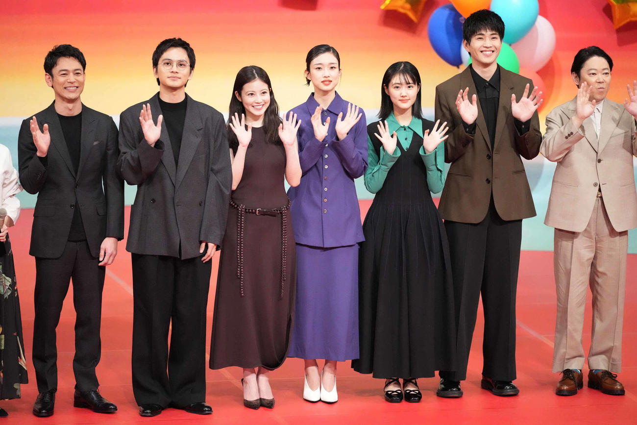 NHK連続テレビ小説「あんぱん」プレトークショーに臨む、左からこの日新出演者として発表された妻夫木聡、北村匠海、今田美桜、河合優実、原菜乃華、中沢元紀、阿倍サダヲ（撮影・小沢裕）