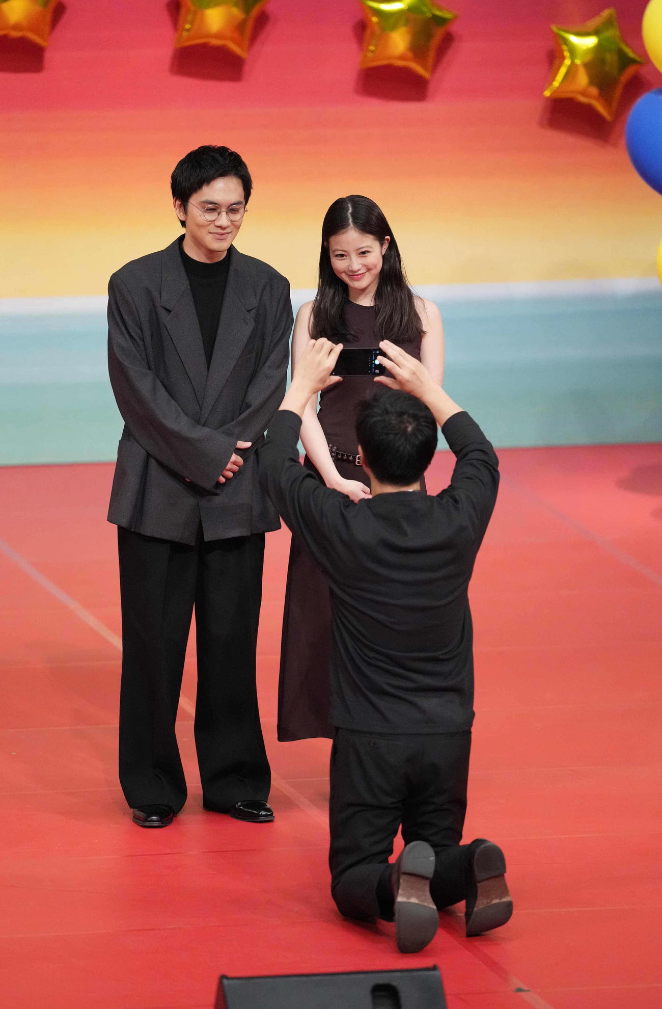 NHK連続テレビ小説「あんぱん」プレトークショーで記念撮影に臨む北村匠海（左）と今田美桜（撮影・小沢裕）