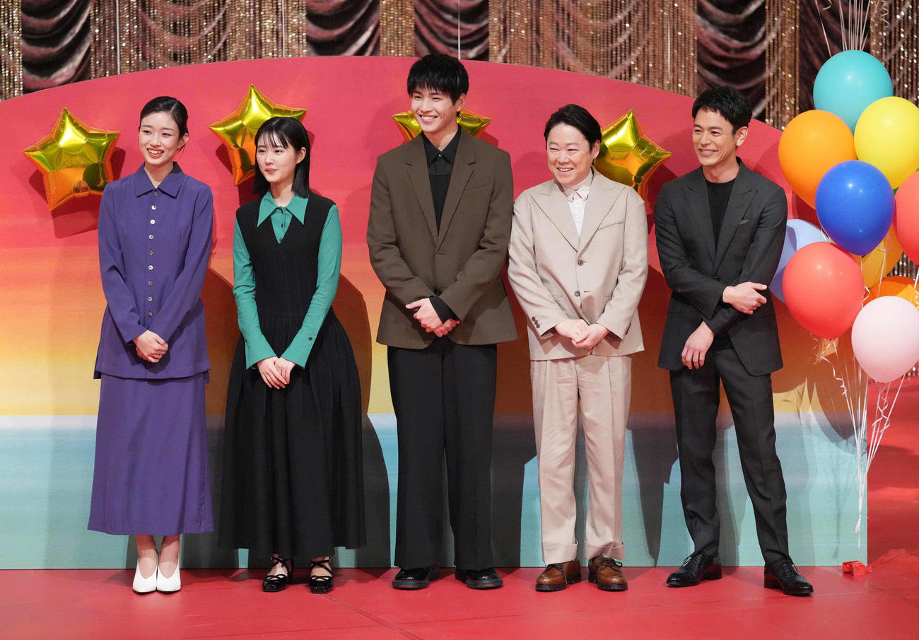 NHK連続テレビ小説「あんぱん」プレトークショーに臨む、左から河合優実、原菜乃華、中沢元紀、阿倍サダヲ、この日新出演者として発表された妻夫木聡（撮影・小沢裕）
