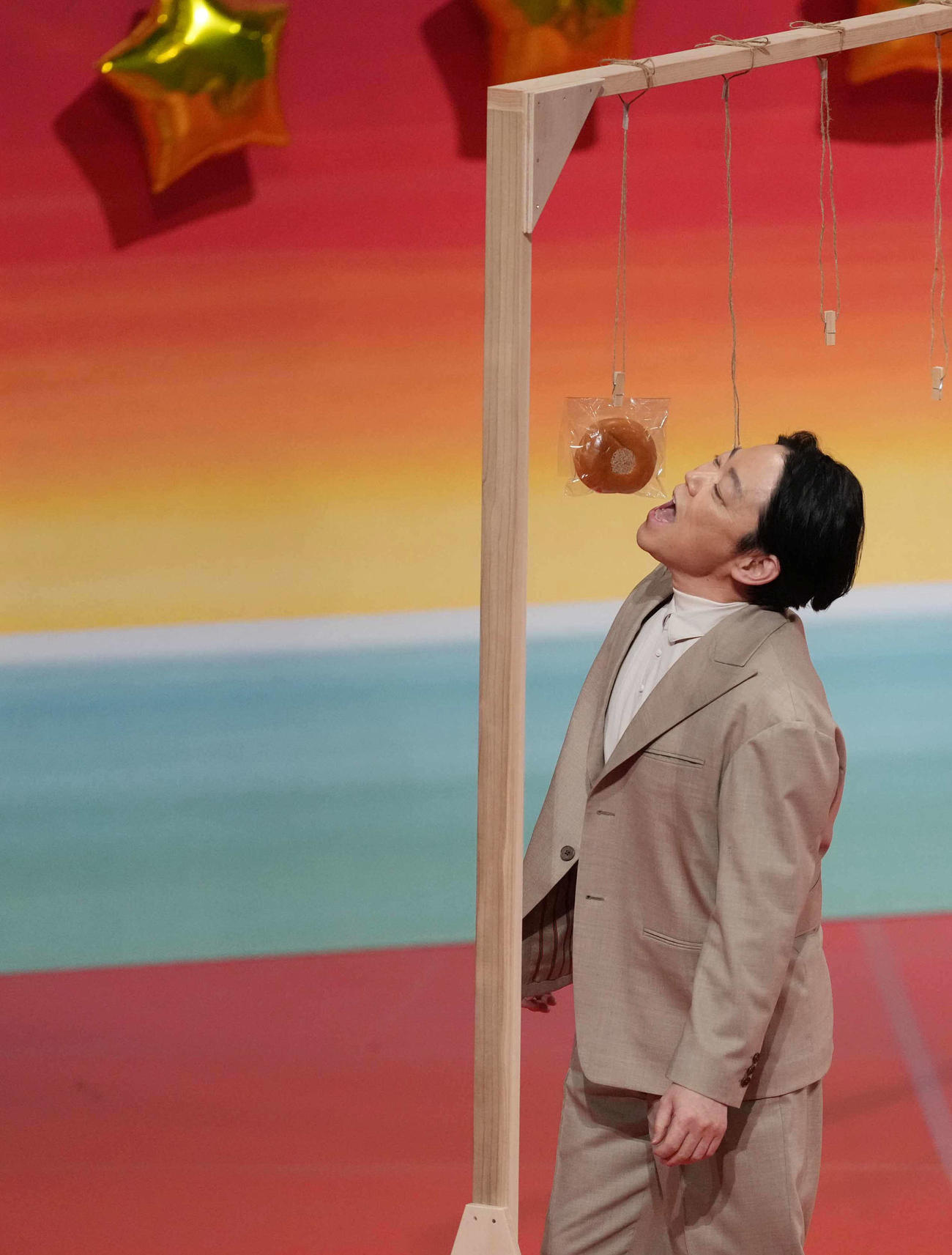 NHK連続テレビ小説「あんぱん」プレトークショーのパン食い競争であんパンにかぶりつく阿倍サダヲ（撮影・小沢裕）