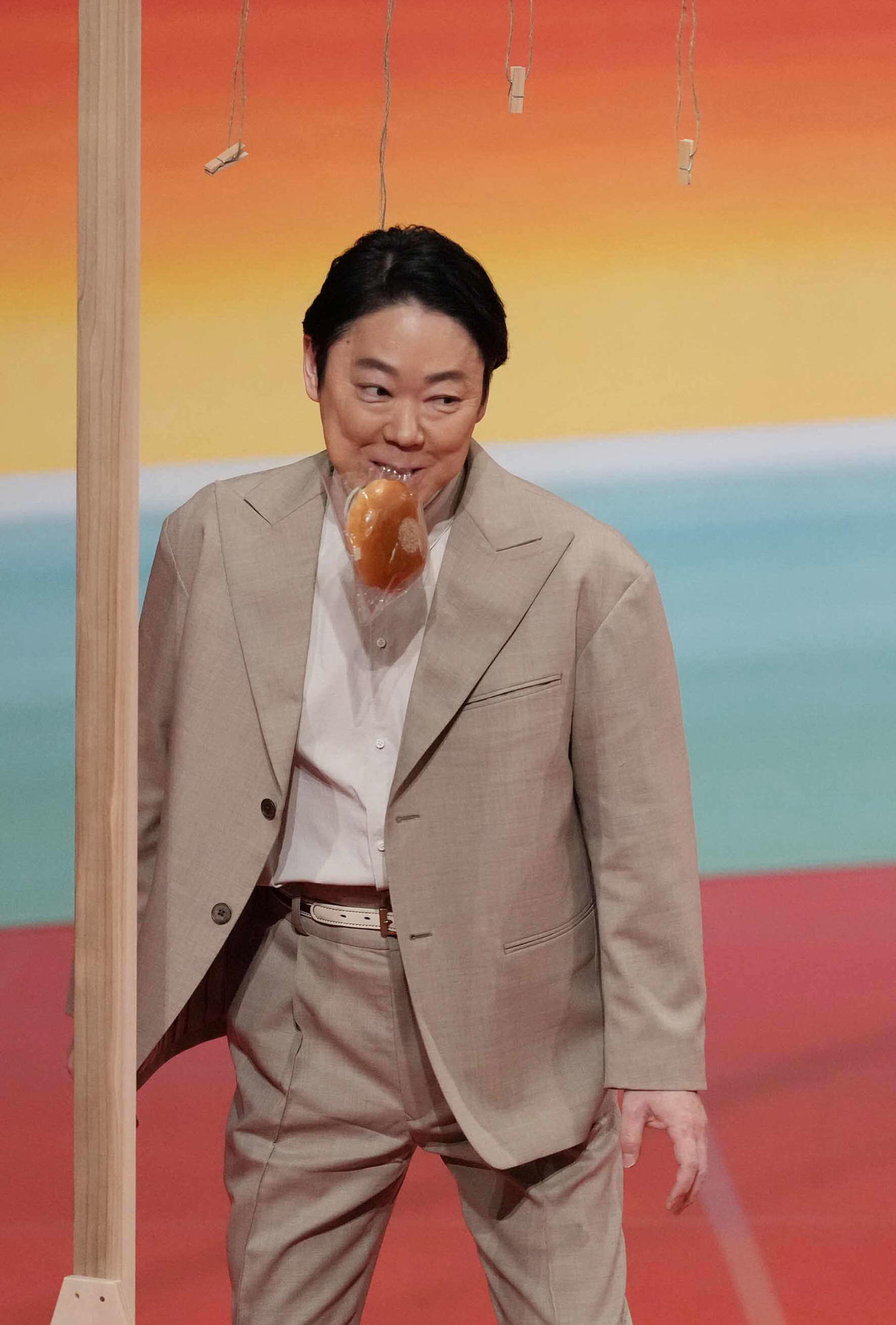 NHK連続テレビ小説「あんぱん」プレトークショーのパン食い競争であんパンに口におどける阿倍サダヲ（撮影・小沢裕）