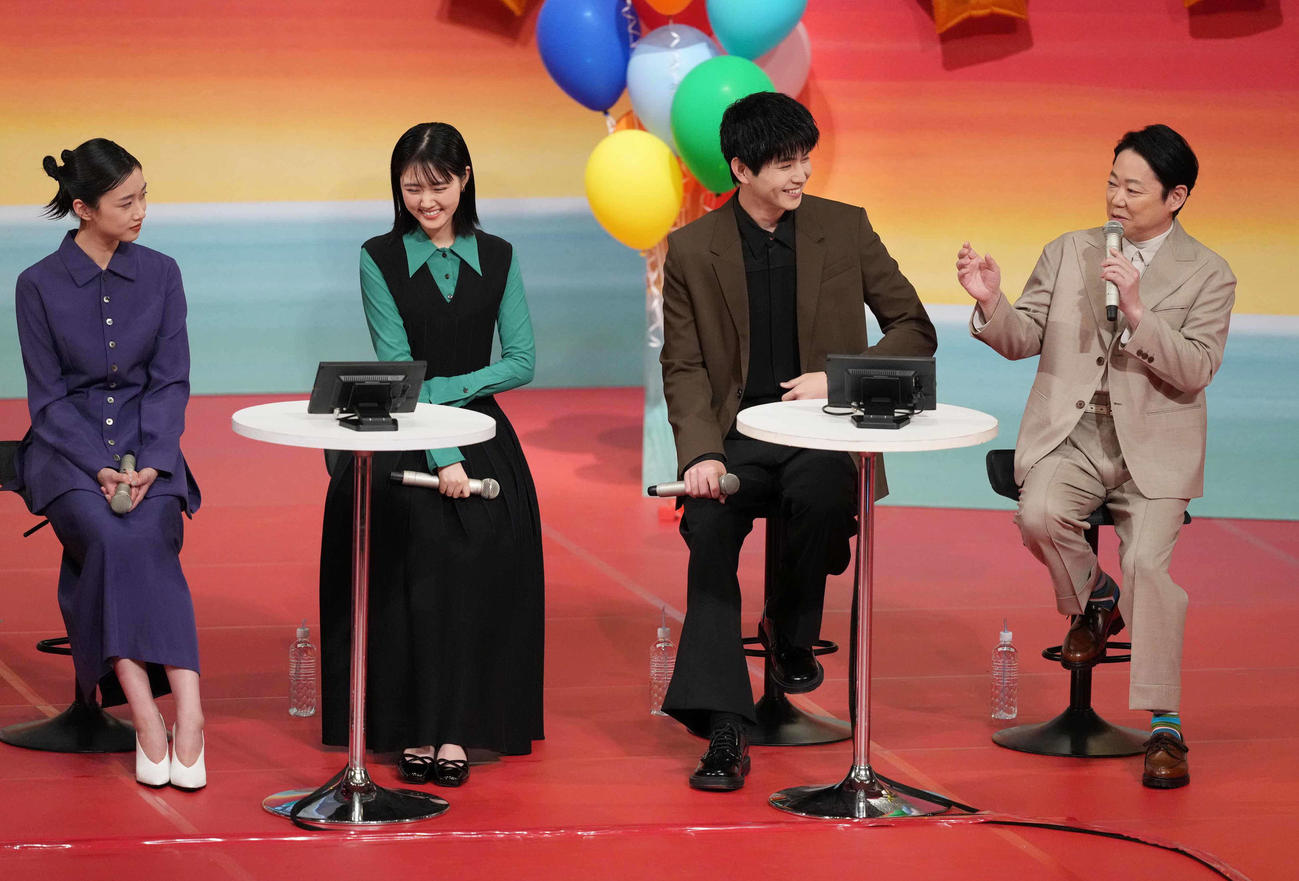 NHK連続テレビ小説「あんぱん」プレトークショーに臨む、左から河合優実、原菜乃華、中沢元紀、阿倍サダヲ（撮影・小沢裕）