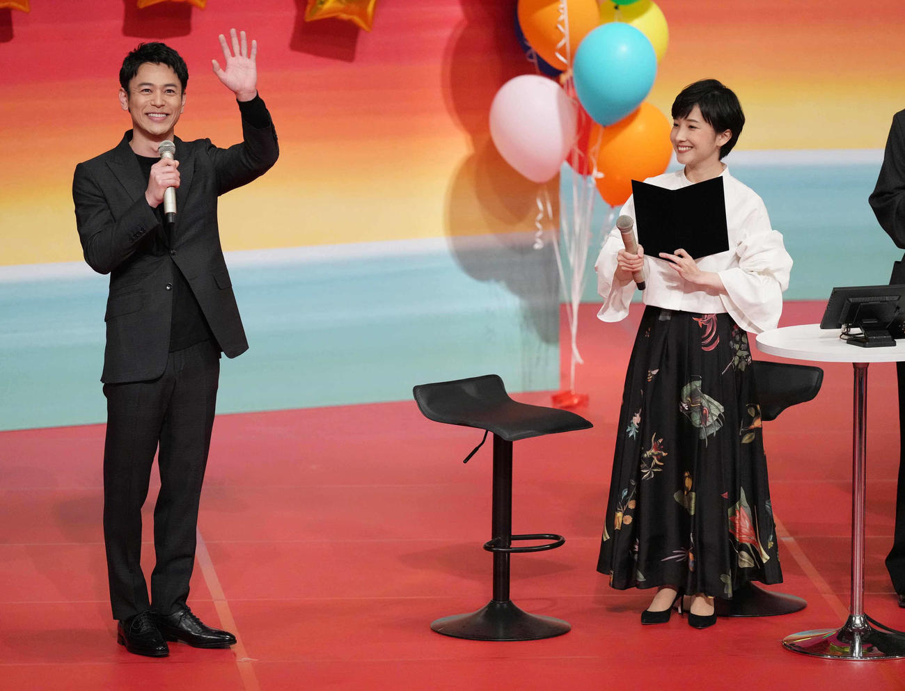 NHK連続テレビ小説「あんぱん」プレトークショーで新キャストとして発表された妻夫木聡が現れた。右はMCの林田理沙アナ（撮影・小沢裕）