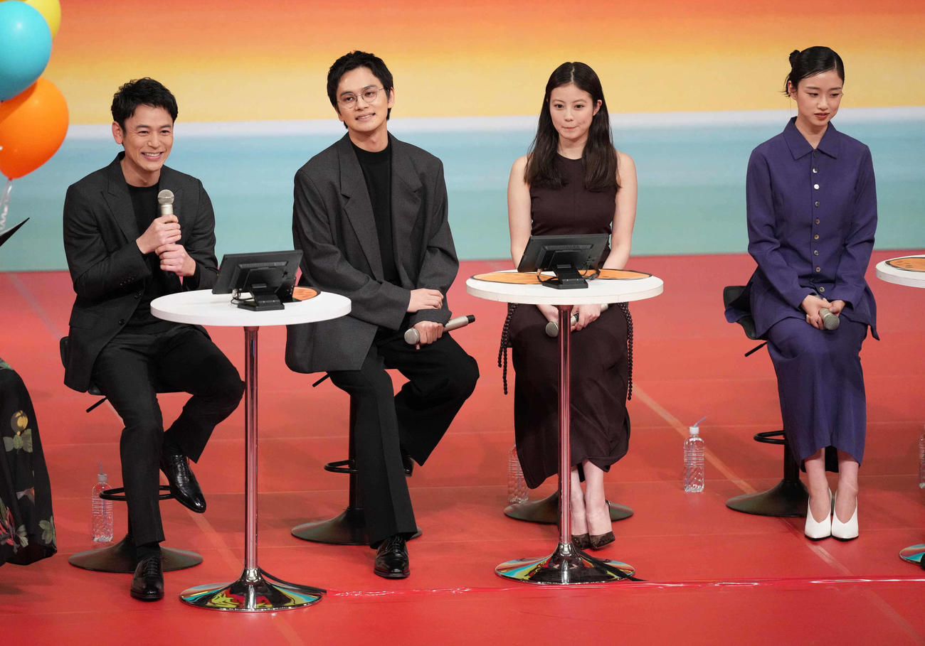 NHK連続テレビ小説「あんぱん」プレトークショーに臨む、左からこの日新出演者として発表された妻夫木聡、北村匠海、今田美桜、河合優実（撮影・小沢裕）
