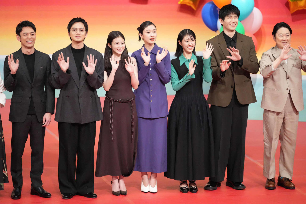 NHK連続テレビ小説「あんぱん」プレトークショーに臨む、左からこの日新出演者として発表された妻夫木聡、北村匠海、今田美桜、河合優実、原菜乃華、中沢元紀、阿倍サダヲ（撮影・小沢裕）