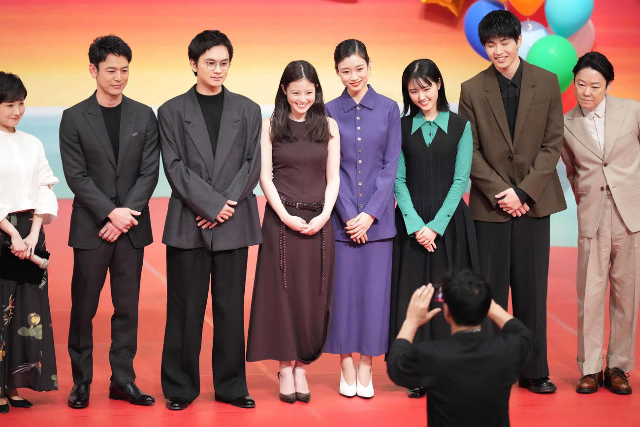 NHK連続テレビ小説「あんぱん」プレトークショーに臨む、左からNHK林田理沙アナ、この日新出演者として発表された妻夫木聡、北村匠海、今田美桜、河合優実、原菜乃華、中沢元紀、阿倍サダヲ（撮影・小沢裕）