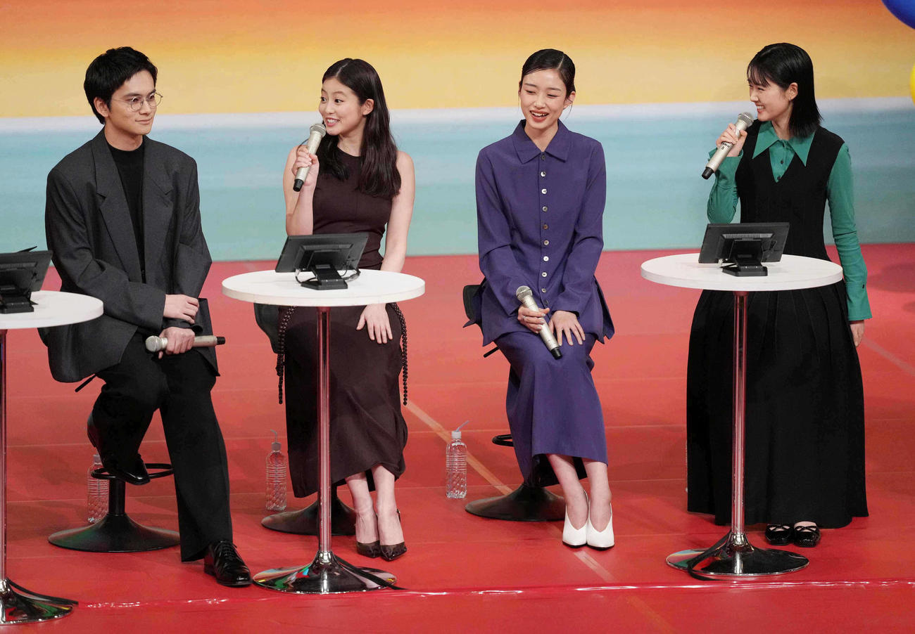 NHK連続テレビ小説「あんぱん」プレトークショーに臨む、左から北村匠海、今田美桜、河合優実、原菜乃華（撮影・小沢裕）