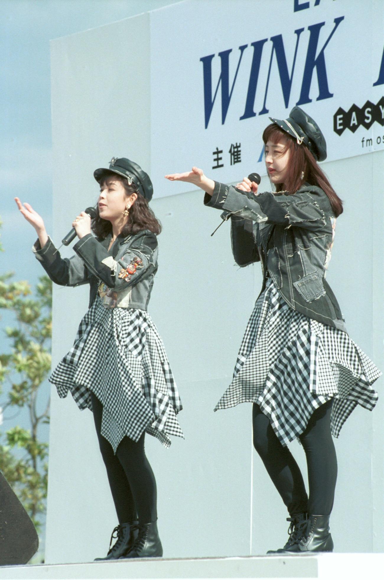 1994年　AOIAでミニライブを行うWINK（ウインク）の鈴木早智子（左）、相田翔子