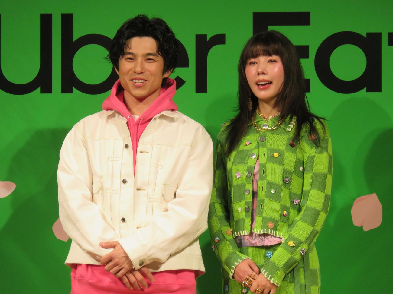 Uber Eats新CM発表会「春の特別授業」に登壇した中尾明慶（左）と仲里依紗