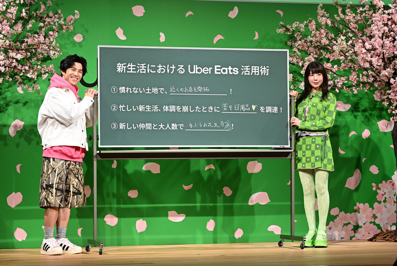 Uber Eatsの新CM発表会に登場した中尾明慶と仲里依紗（撮影・千葉一成）