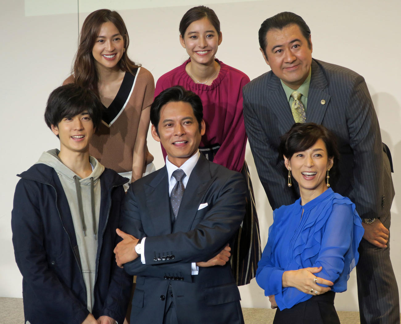 フジテレビ月9ドラマ「SUITS／スーツ」のPR会見で。前列左から中島裕翔、織田裕二、鈴木保奈美、後列左から中村アン、新木優子、小手伸也（18年10月撮影）