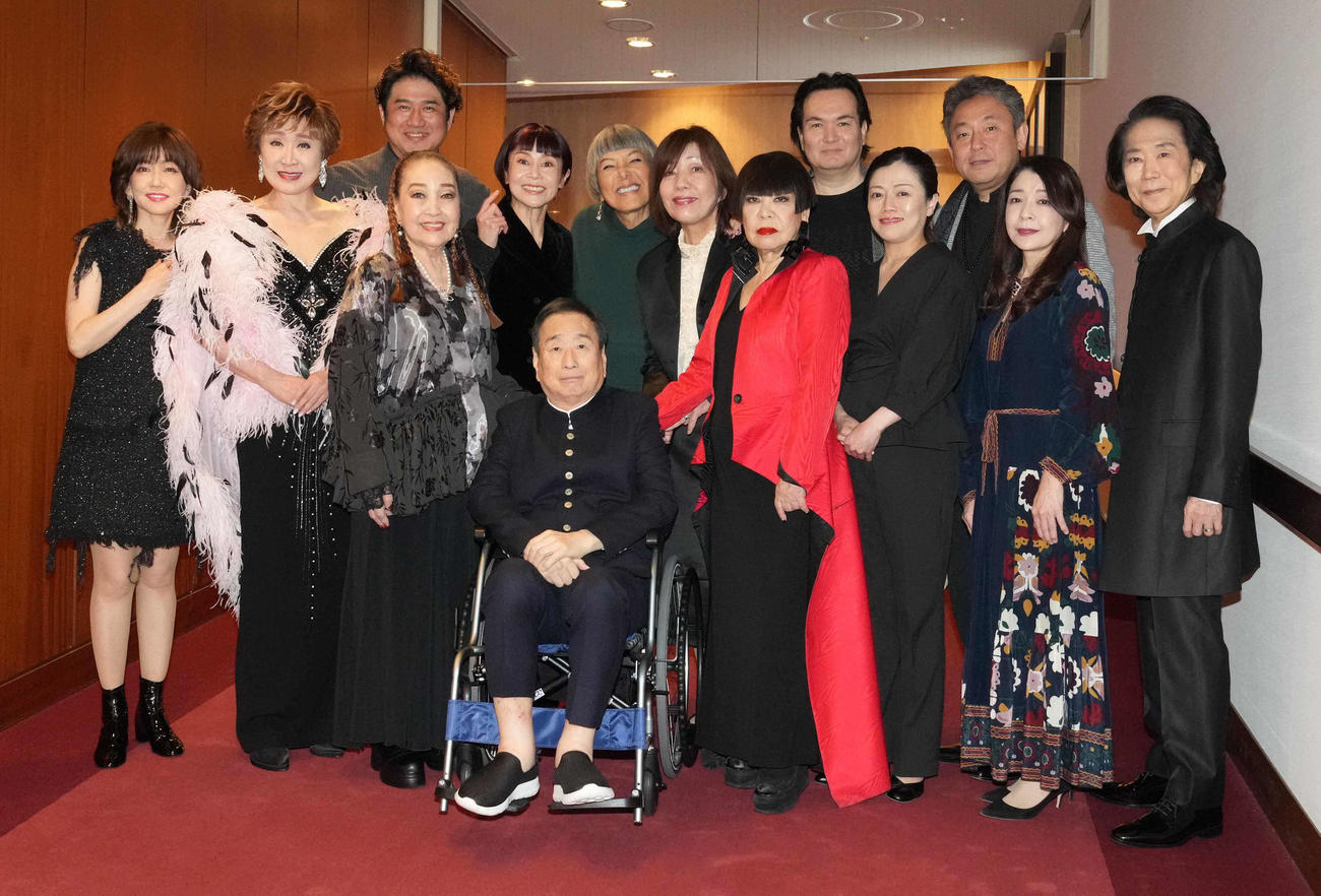 「第12回全音楽界による音楽会　3．11チャリティコンサート」に臨む出演者たち。前列左から松本伊代、小林幸子、湯川れい子、三枝成彰、コシノジュンコ、三ツ橋敬子、仲道郁代、渡辺俊幸、後列左から笛田博昭、神野美伽、池畑慎之介（ピーター）、林真理子、ジョン・健・ヌッツォ、横山幸雄（撮影・小沢裕）