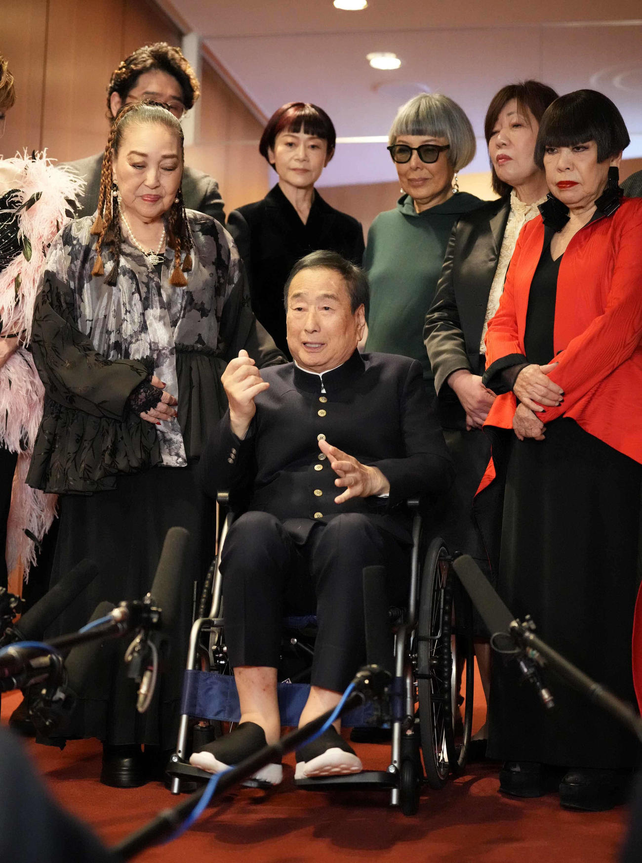 「第12回全音楽界による音楽会　3．11チャリティコンサート」で出演者たちに囲まれ取材に応える三枝成彰（前列中央）。前列左から湯川れい子、1人おいてコシノジュンコ、後列左から神野美伽、池畑慎之介（ピーター）、林真理子（撮影・小沢裕）