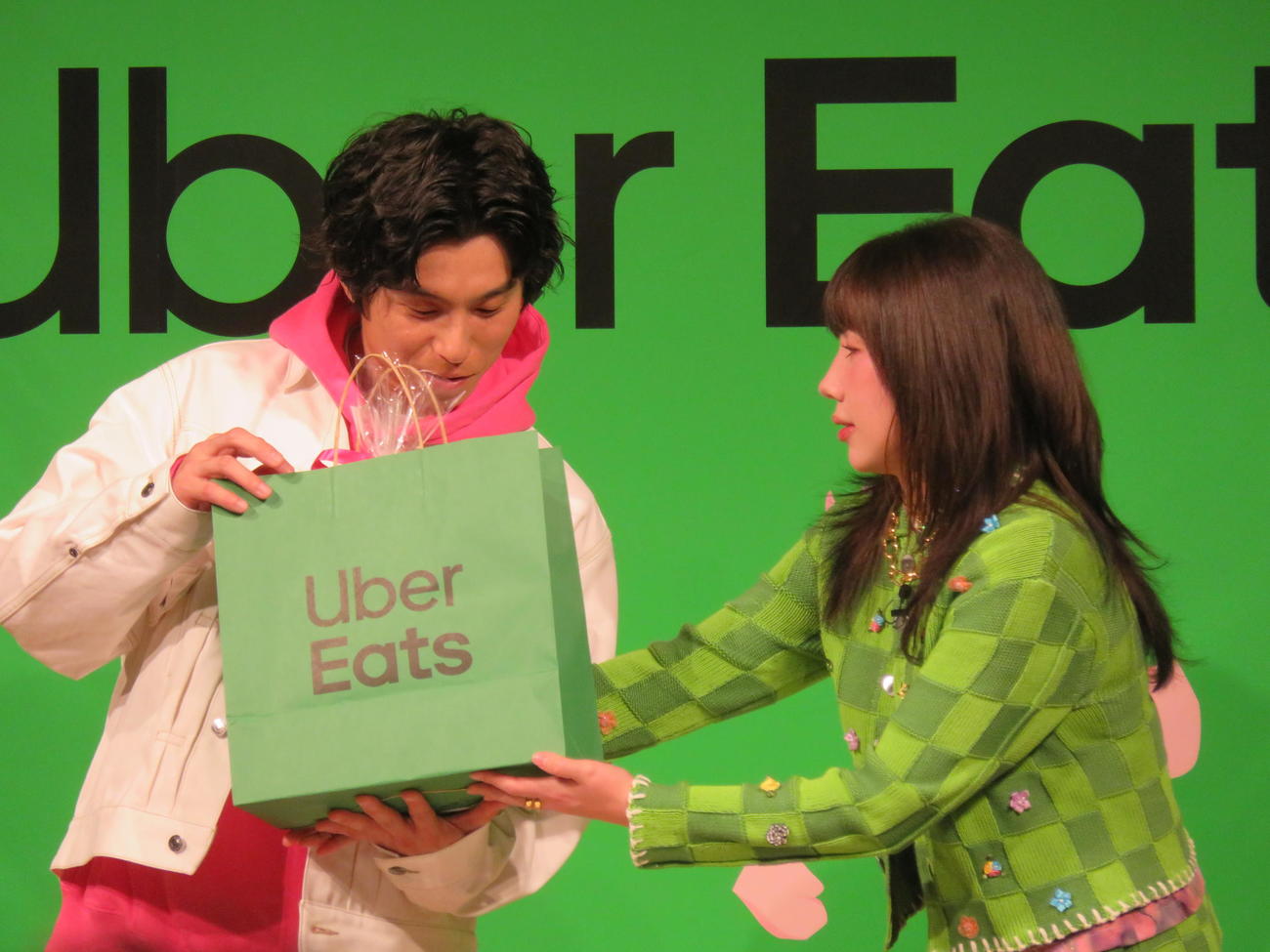Uber Eats新CM発表会「春の特別授業」に登壇し、中尾明慶（左）にサプライズでコーヒー豆を贈った仲里依紗