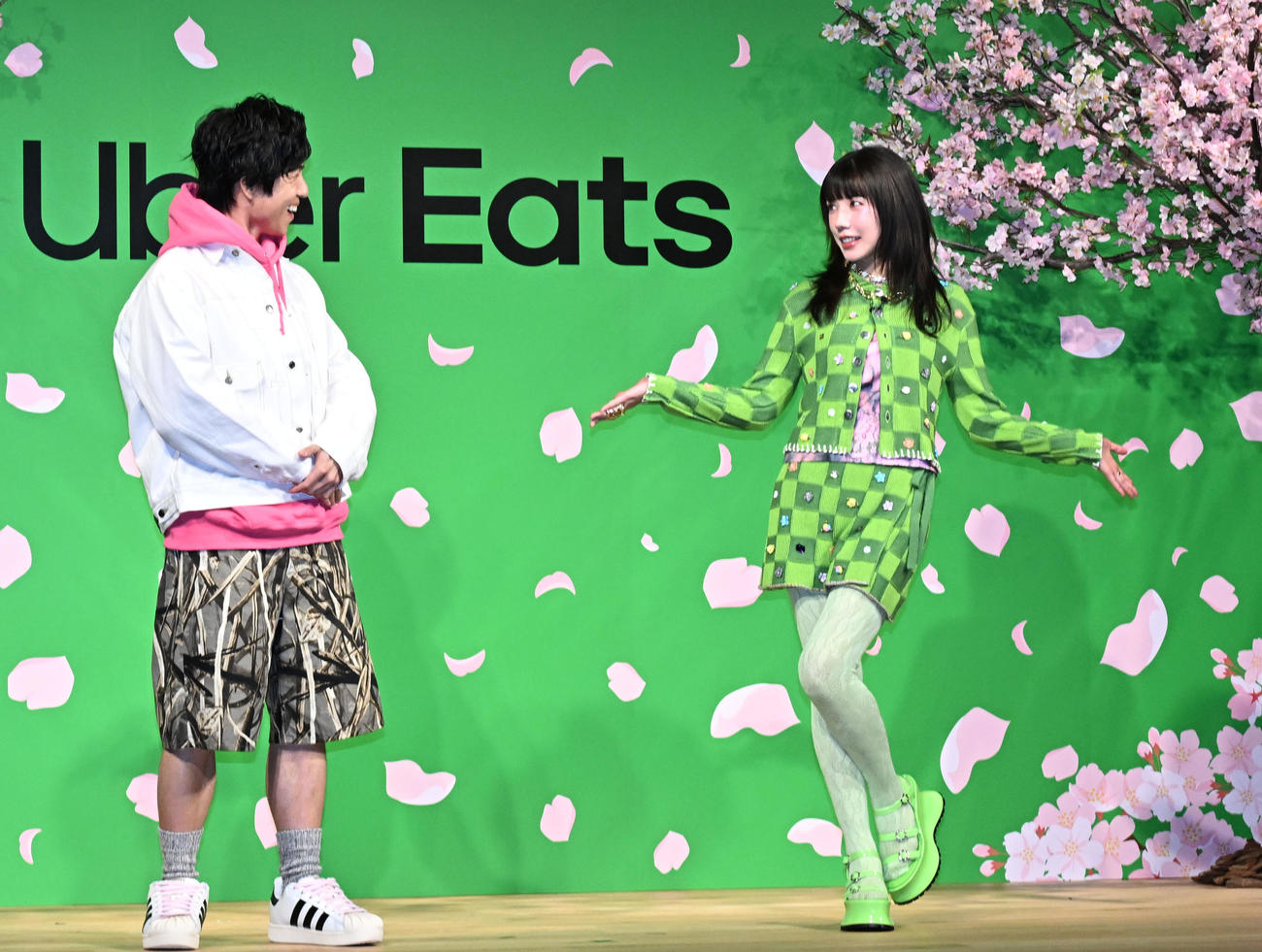 Uber Eatsの新CM発表会に登場した中尾明慶と仲里依紗（撮影・千葉一成）