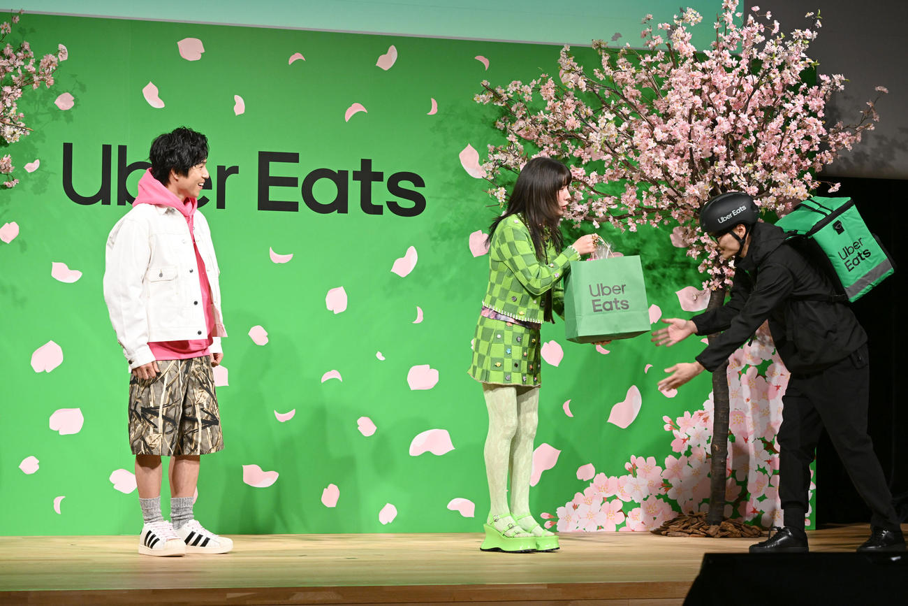 中尾明慶（左）に贈るサプライズプレゼントをUber Eatsの配達員から受け取る仲里依紗（撮影・千葉一成）