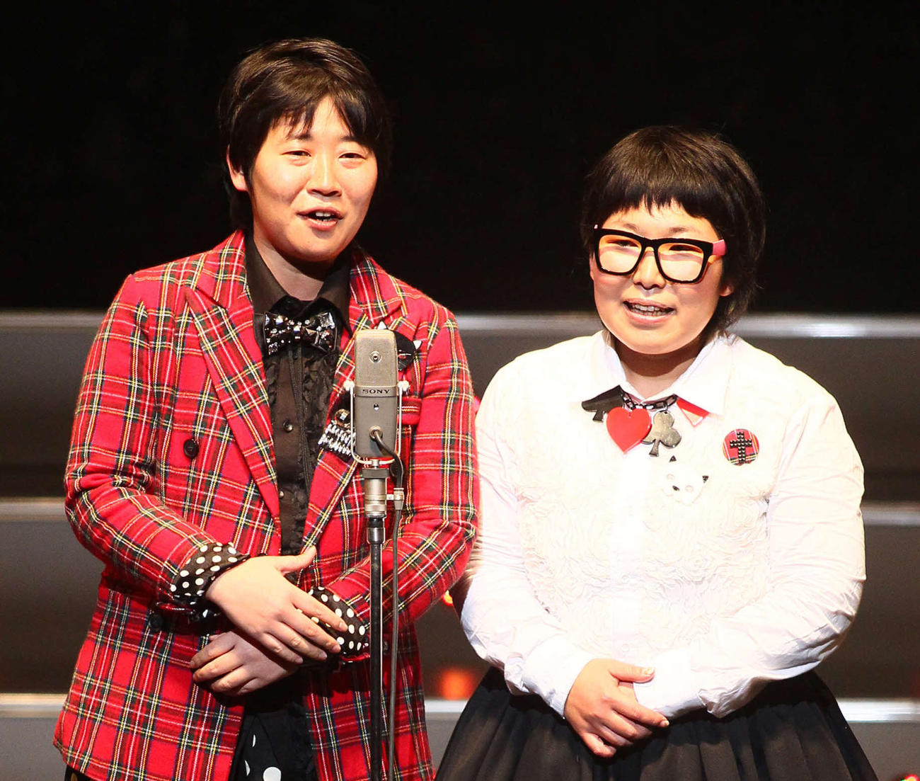 チキチキジョニーの岩見真利（左）と石原祐美子（2012年1月撮影）