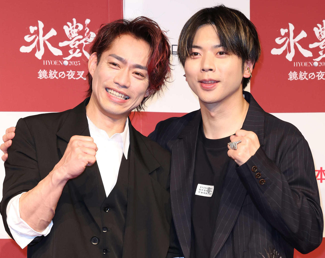 氷艶記者発表会でポーズを決めるダブル主演の高橋大輔（左）と増田貴久（撮影・丹羽敏通）