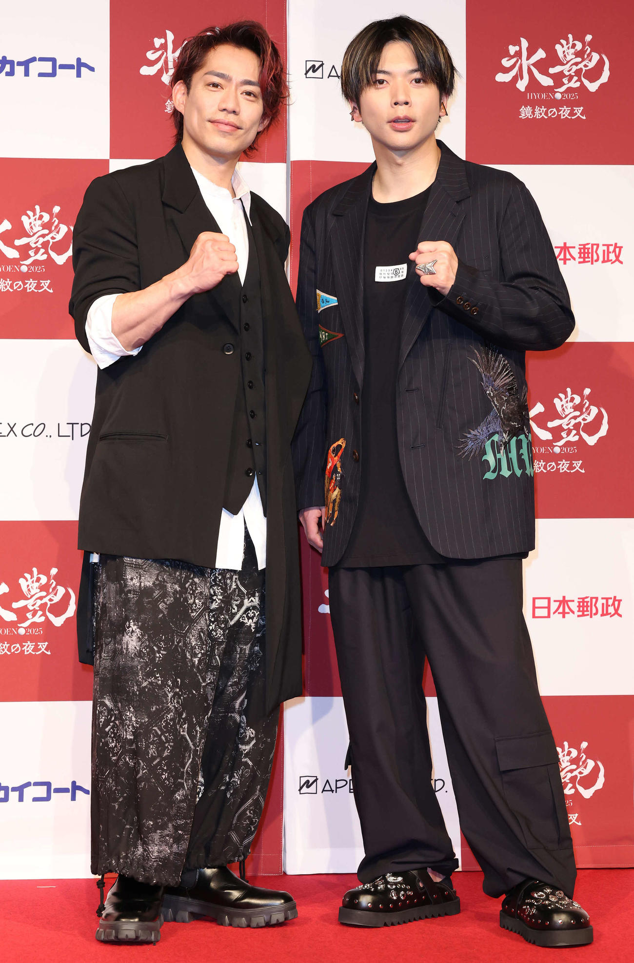 氷艶記者発表会でポーズを決めるダブル主演の高橋大輔（左）と増田貴久（撮影・丹羽敏通）