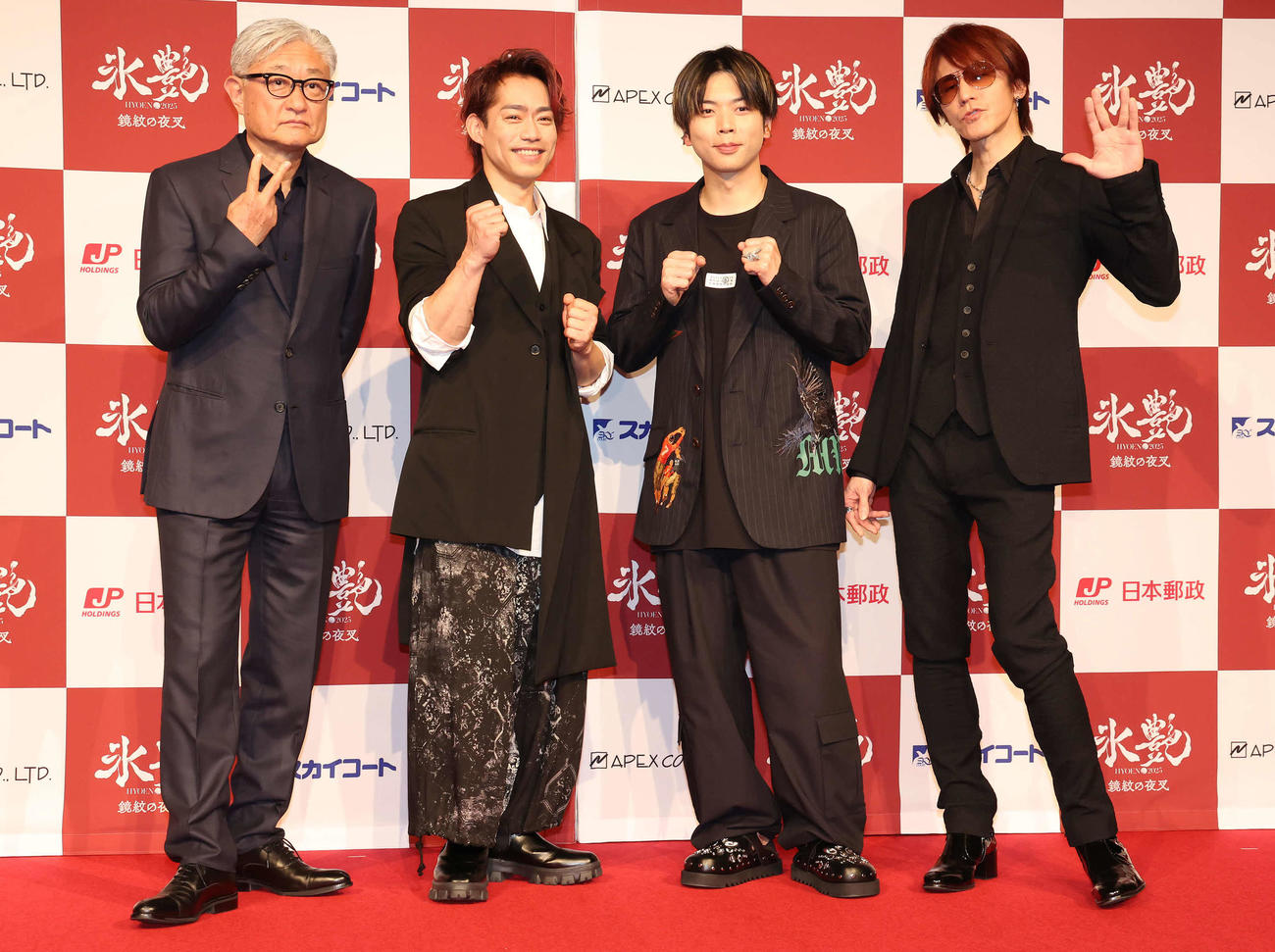 氷艶記者発表会で写真に納まる、左から演出家の堤幸彦氏、高橋大輔、増田貴久、SUGIZO（撮影・丹羽敏通）