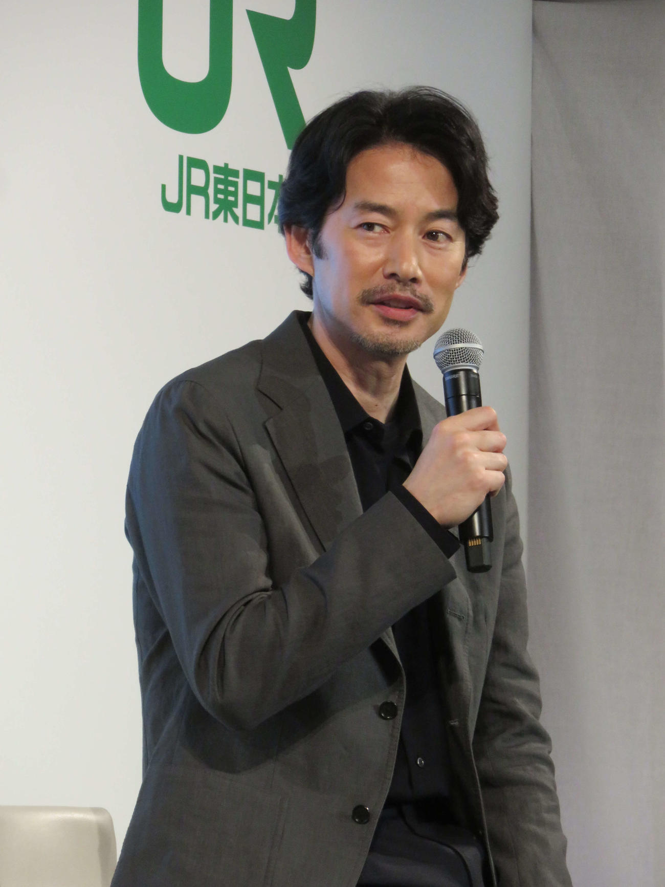 「大人の休日〓（人ベンに貝の目が組のツクリ）楽部」プレス発表会に出席した竹野内豊