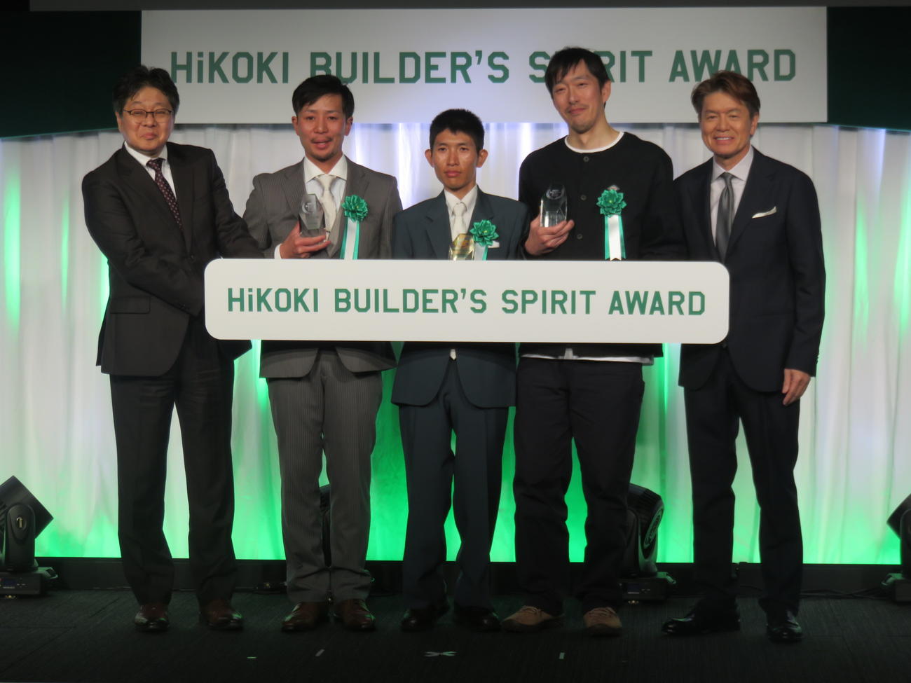 「HiKOKI BUILDER'S SPIRIT AWARD」授賞式二出席した、左から工機ホールディングスジャパン吉田智彦社長、スピリット賞の河合時椰氏、総合グランプリの小林大希氏、フロンティア賞の小川智彦氏、ヒロミ