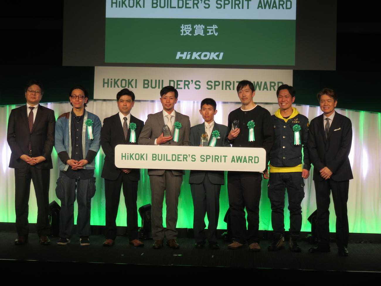 「HiKOKI BUILDER'S SPIRIT AWARD」授賞式でファイナリストと記念撮影する、工機ホールディングスジャパン吉田智彦社長（左端）とヒロミ（右端）