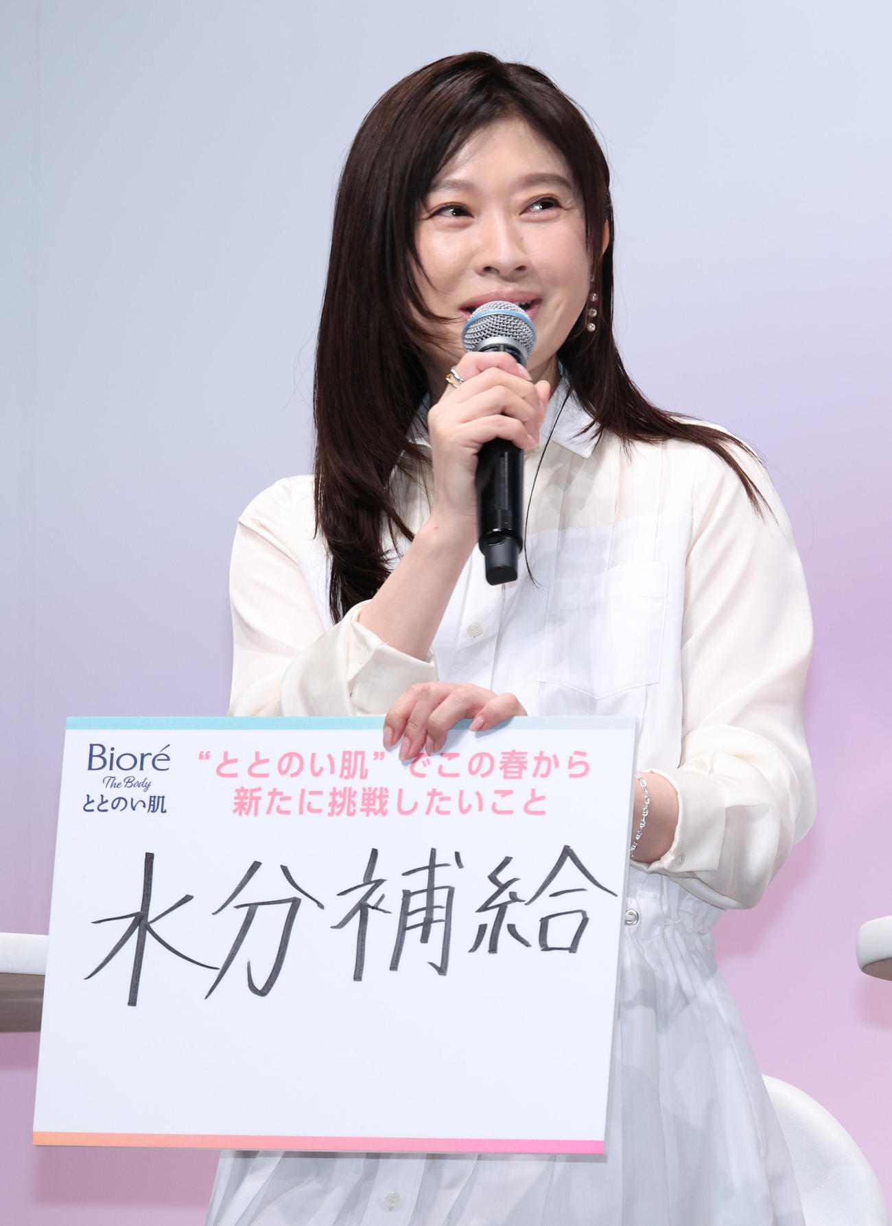 この春の目標を披露する篠原涼子（撮影・中島郁夫）