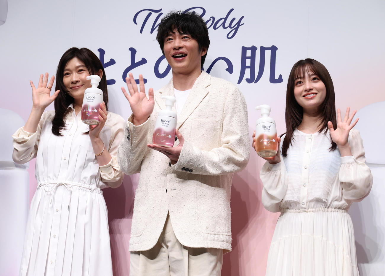 ボディーソープの新CMに出演しPRする、左から篠原涼子、田中圭、橋本環奈（撮影・中島郁夫）