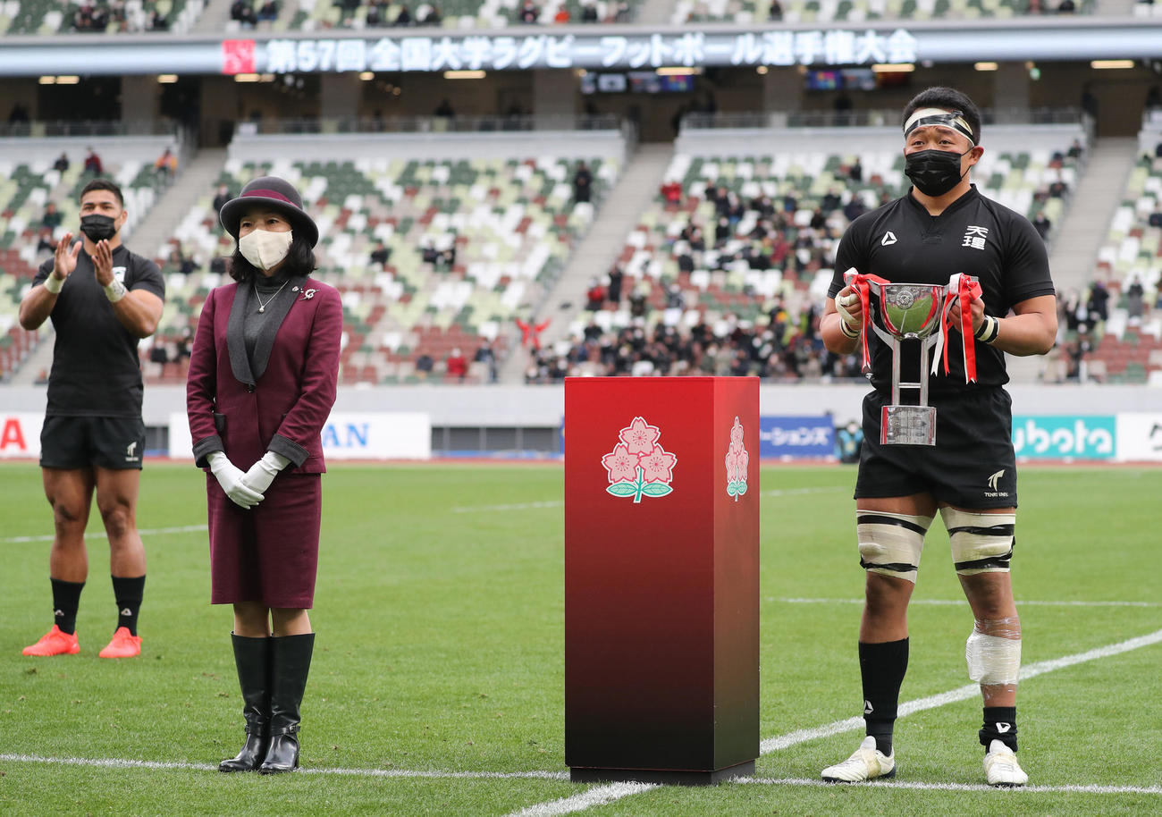 2021年1月11日、全国大学ラグビー選手権決勝で三笠宮彬子女王殿下から寛仁親王杯が贈られる天理大・松岡大和主将（代表撮影）