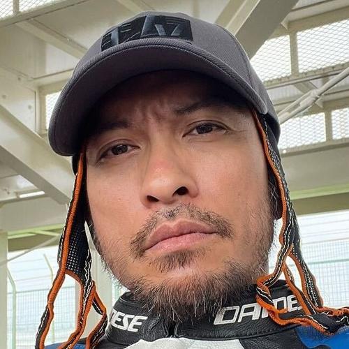 長瀬智也「とうとう頭より目のほうが悪くなった」”老眼鏡”姿の最新