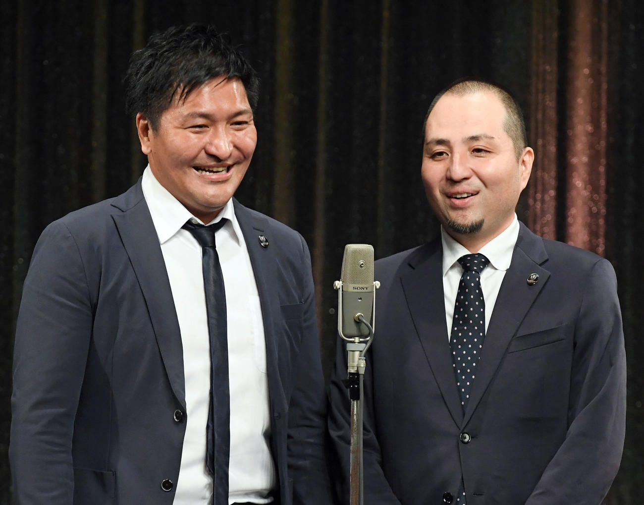 スリムクラブの真栄田賢（左）と内間政成（2019年8月撮影）
