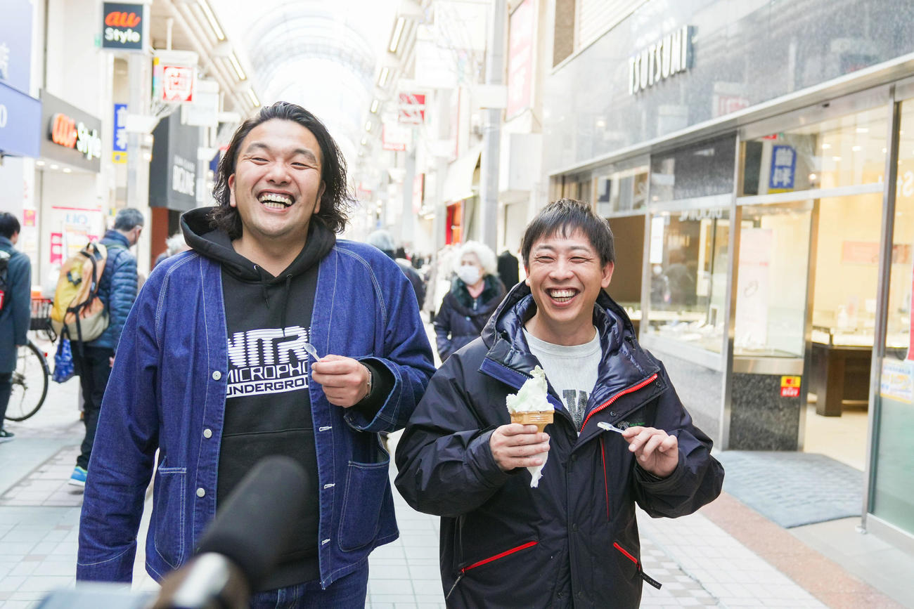 日本テレビ系特番「ハイツ東五反田201」新シリーズの地上波放送版で街ブラロケを行った、さらば青春の光の森田哲矢（右）と見取り図の盛山晋太郎