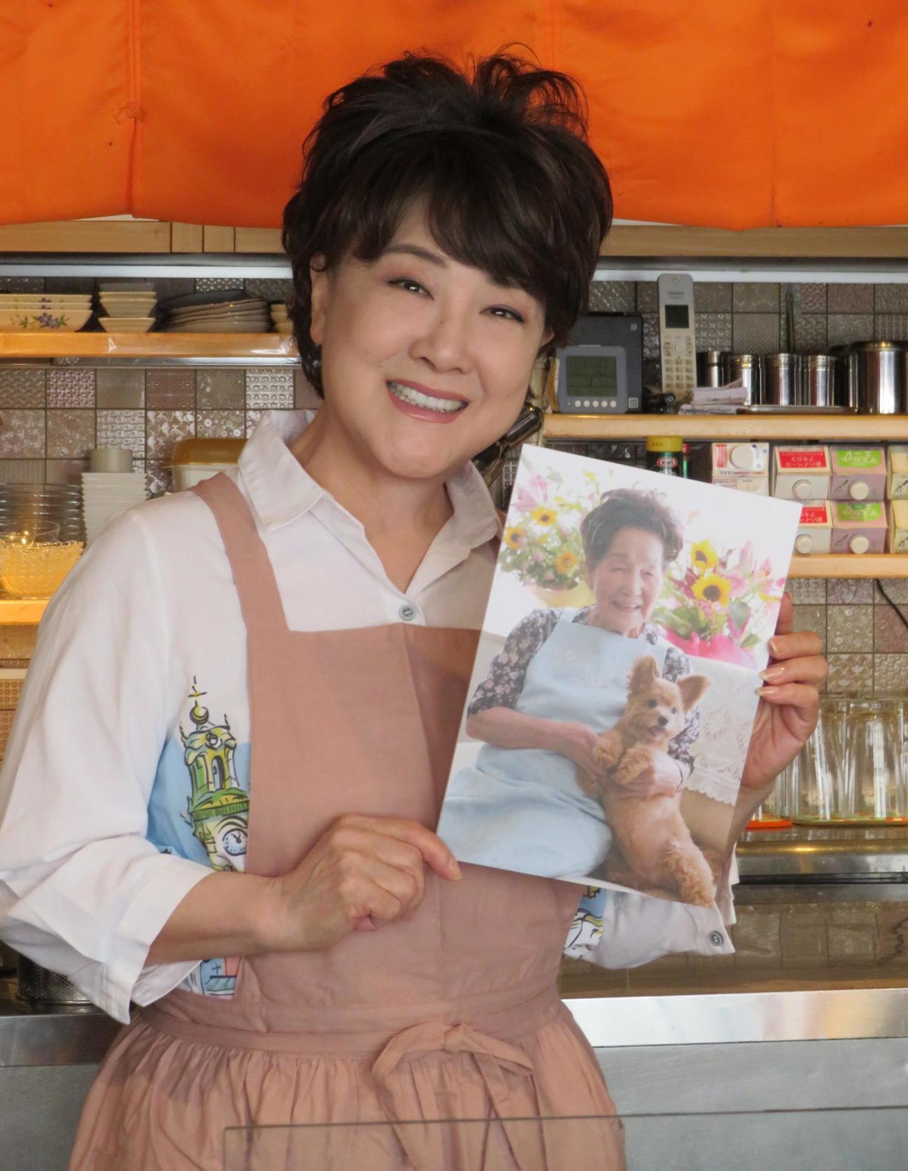 17年に亡くなった母・久子さんの思いを胸に、新曲「あなたの口ぐせ」について話した川中美幸