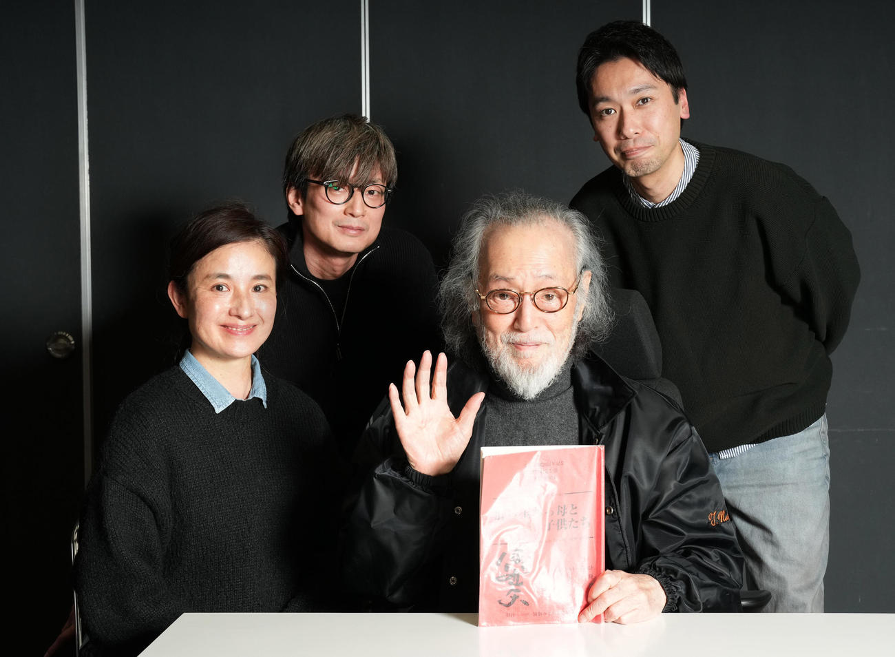 笑顔で写真に納まる仲代達矢（右から2人目）ら舞台「肝っ玉おっ母と子供たち」の出演者。左から山本雅子、川村進、1人おいて進藤健太郎