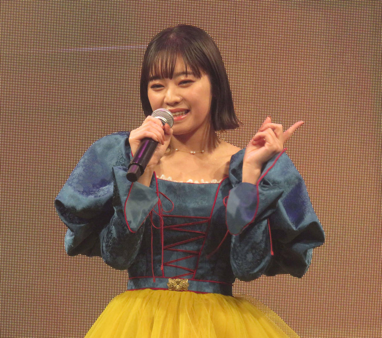 ディズニー映画「白雪姫」のスペシャル・ミュージカル・イベントで歌唱する吉柳咲良