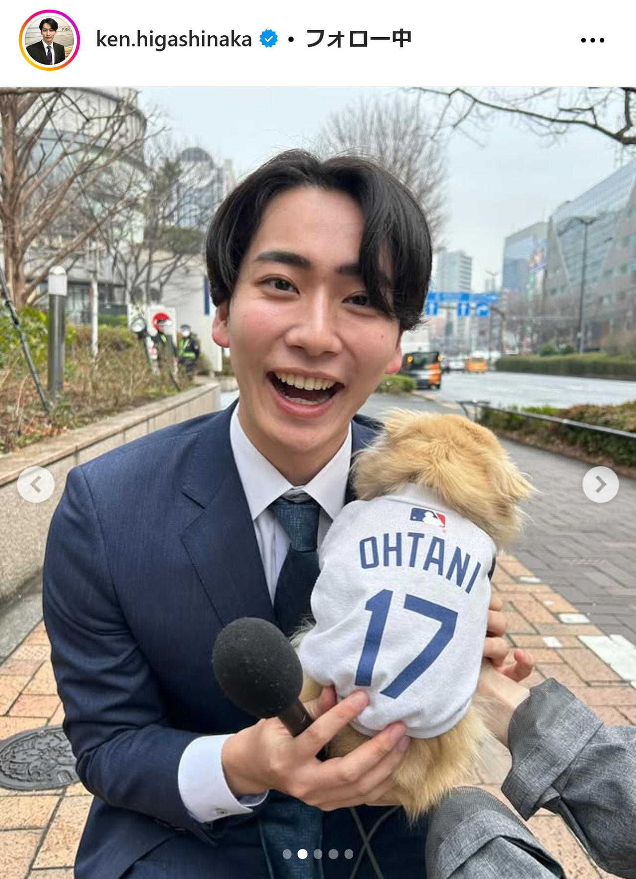 フジ東中健アナ、ドジャースユニを着たワンちゃんに満面の笑み「あまりの可愛さに恍惚」 - 芸能写真ニュース : 日刊スポーツ