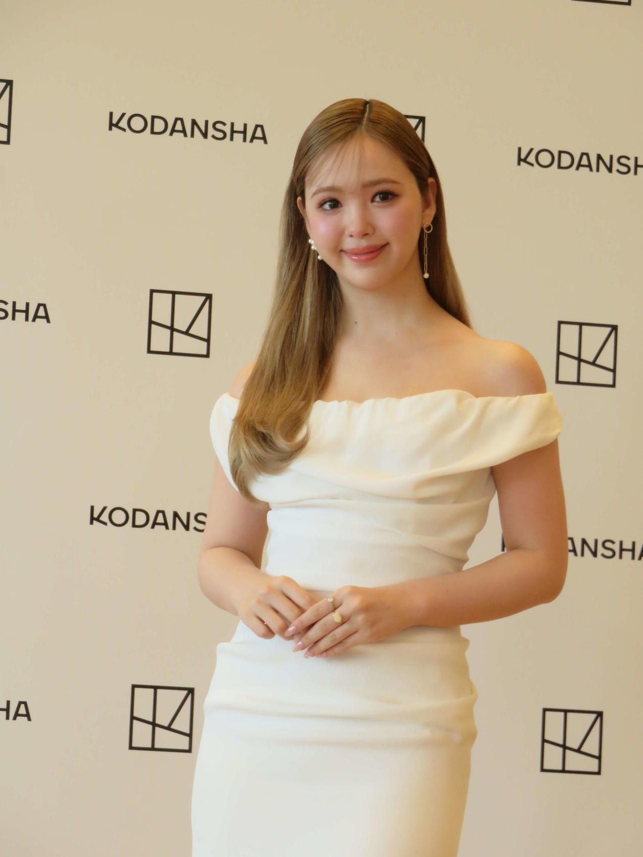 初の美容本「私が垢抜けた82の方法」の発売記念会見に臨んだ藤田ニコル