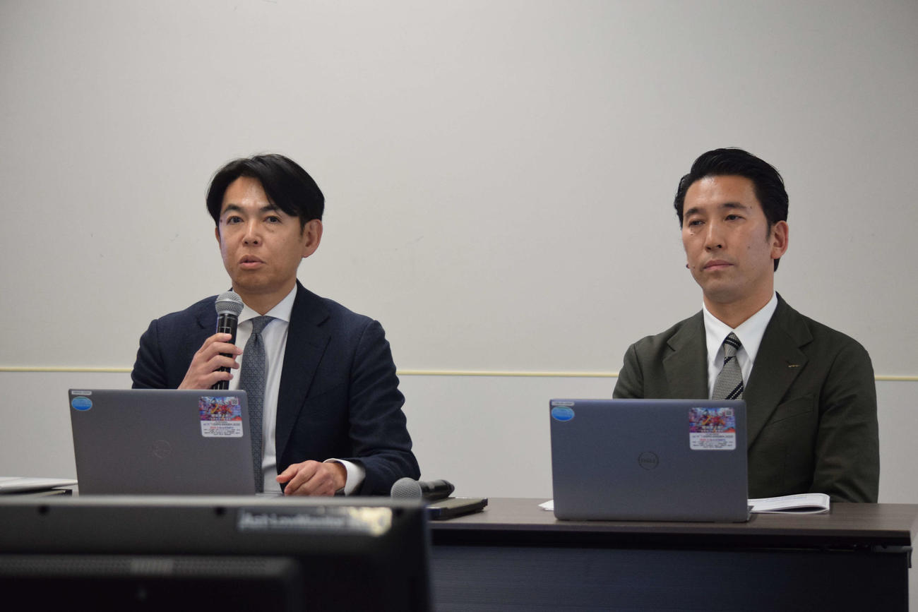 ABCテレビの改編会見に出席した飯田新総合編成局長（左）と北中彰編成部長（撮影・阪口孝志）