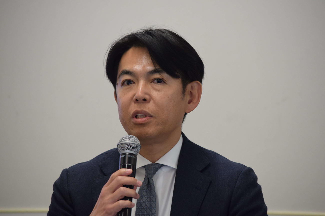 ABCテレビの改編会見に出席した飯田新総合編成局長（撮影・阪口孝志）