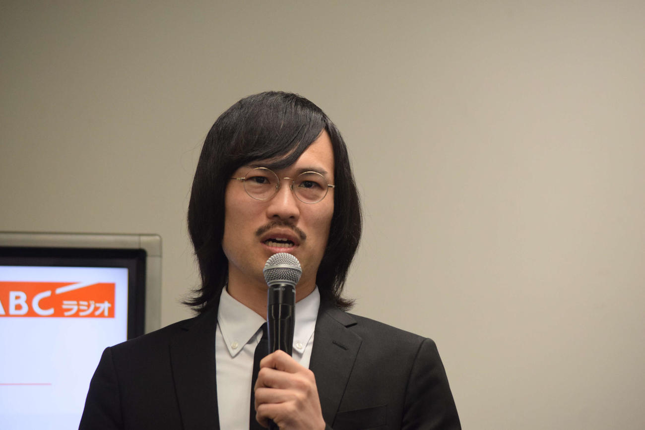 ABCラジオ「ジョックロックのミッドナイトフットボール」で初レギュラー番組をもつことになったジョックロック福本ユウショウ（撮影・阪口孝志）