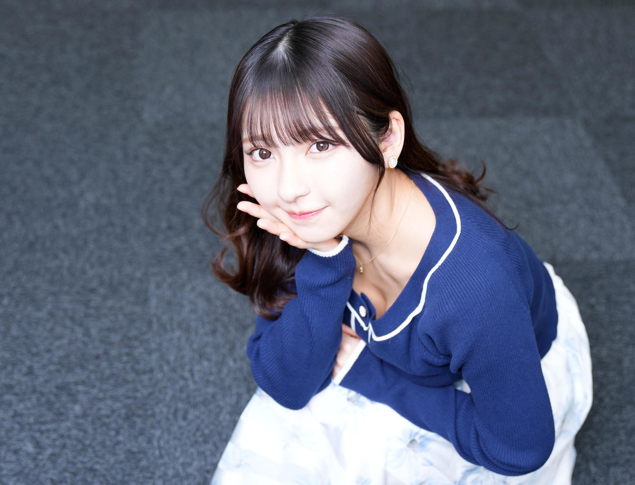 引き込まれそうになる澄んだ瞳でカメラを見つめる＃2i2の十味（撮影・横山健太）