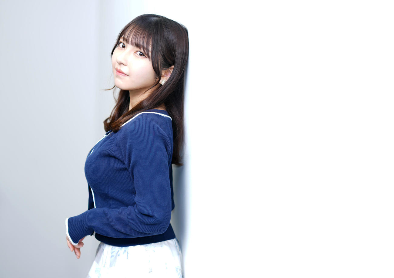 引き込まれそうになる澄んだ瞳でカメラを見つめる＃2i2の十味（撮影・横山健太）