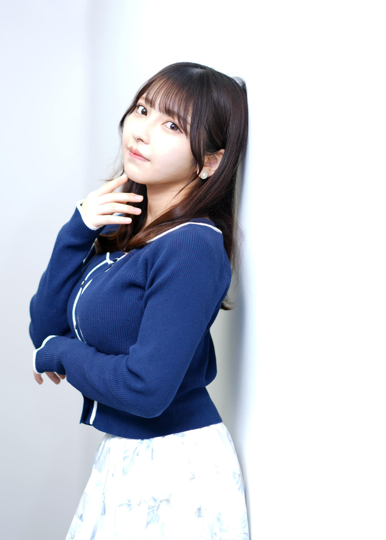 引き込まれそうになる澄んだ瞳でカメラを見つめる＃2i2の十味（撮影・横山健太）
