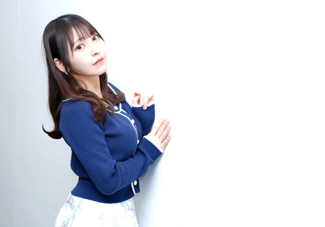 引き込まれそうになる澄んだ瞳でカメラを見つめる＃2i2の十味（撮影・横山健太）