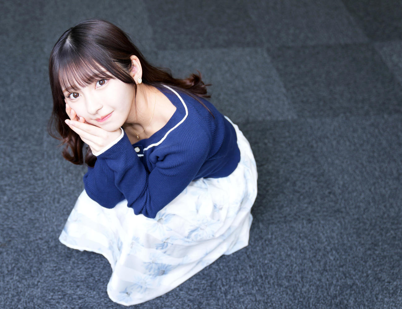 引き込まれそうになる澄んだ瞳でカメラを見つめる＃2i2の十味（撮影・横山健太）